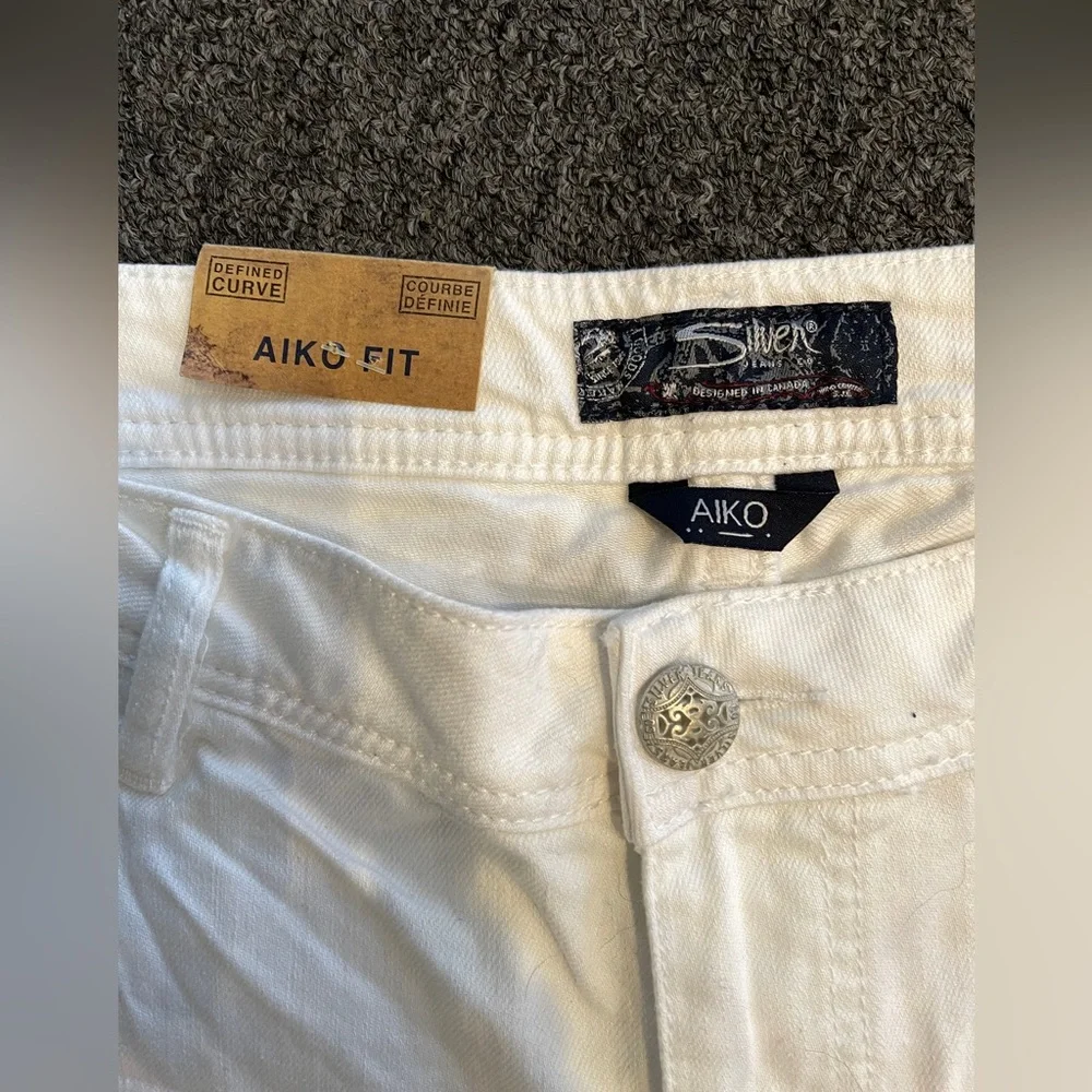 Aiko White Mid Short Distressed Jean Shorts. Mid Rise Silver Jeans Co. 12 NWT